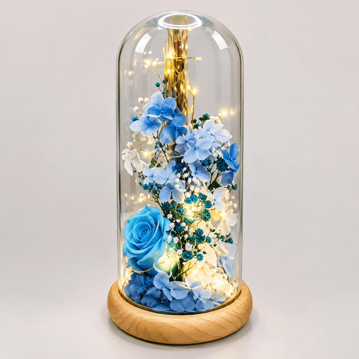 Fluer: Delicate preserved flower in a glass dome, symbolizing timeless beauty, lasting affection, and cherished memories.