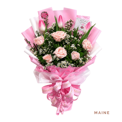 Maine arrangement on a plain background: Blush roses, pink tulips, and baby’s breath create a romantic bouquet, perfect for expressing admiration and affection.