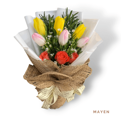 Mayen arrangement on a plain background: Three pink tulips, three yellow tulips, and three pomelo roses create a charming, vibrant, harmonious bouquet.